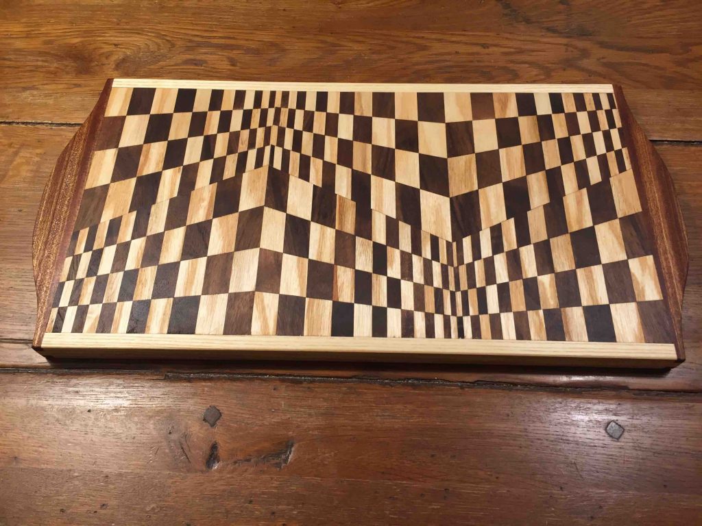 Een snijplank met motief waarbij de ene kant omhoog komt en de andere helft juist zakt | Hajohout.nl