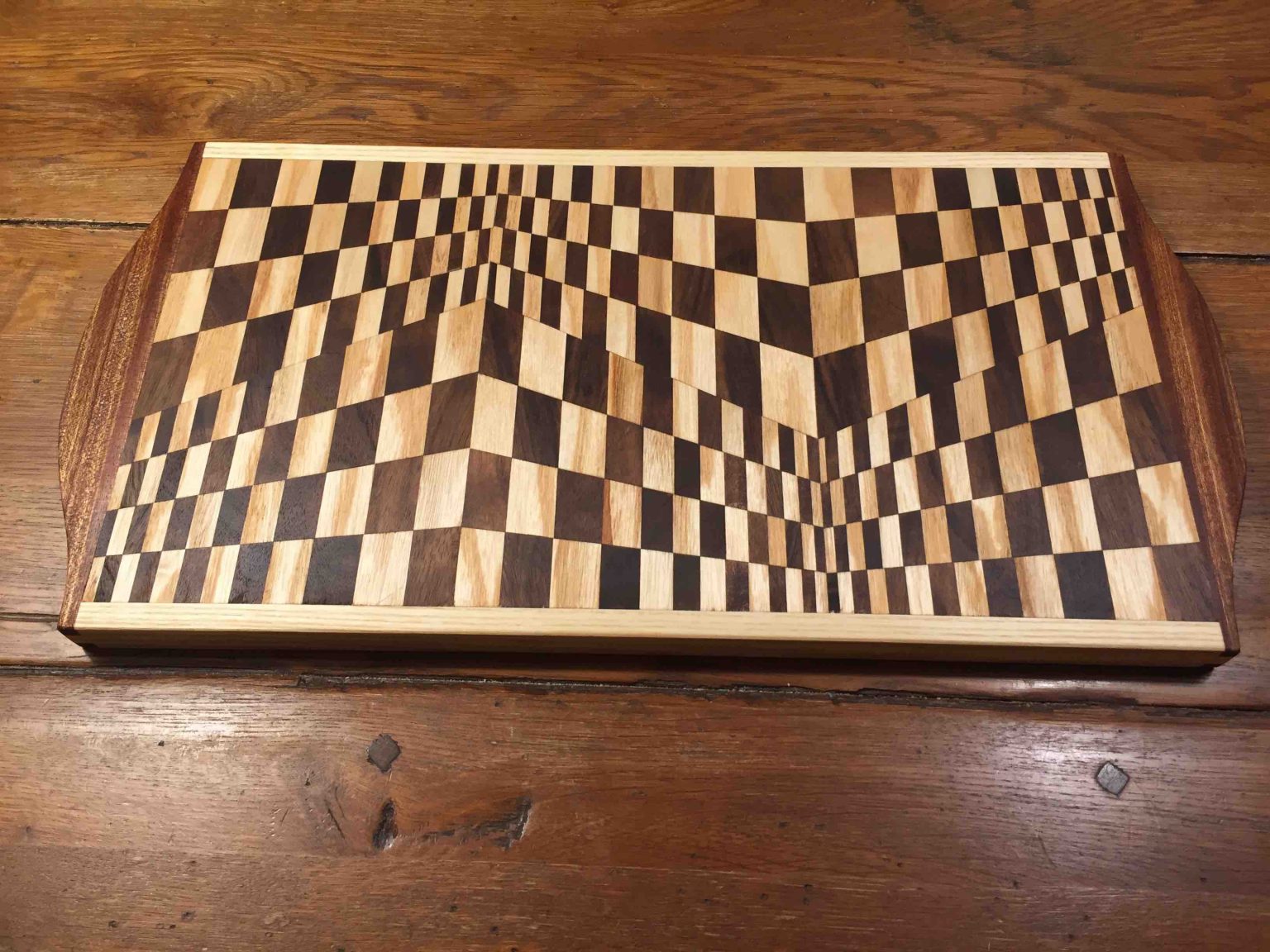 Een snijplank met motief waarbij de ene kant omhoog komt en de andere helft juist zakt | Hajohout.nl