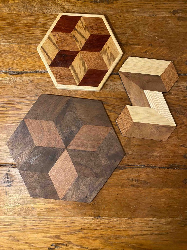 Verschillende Houte Onderzetters met verschillende motieven, Tumbeling block en onmogelijke driehoek