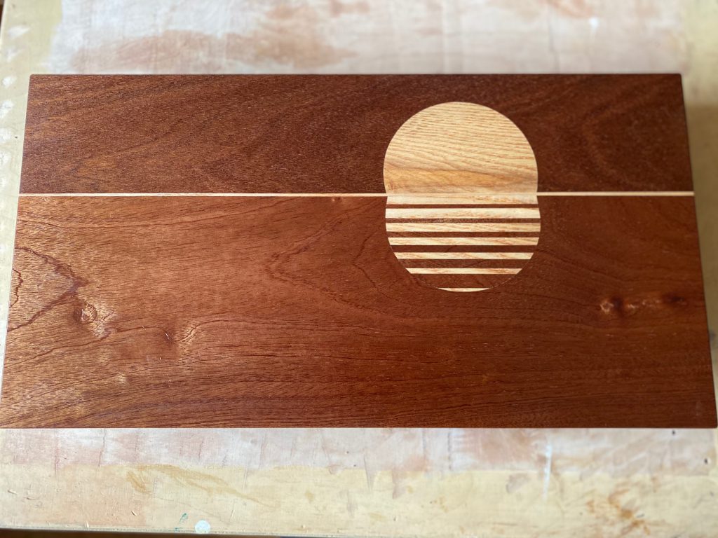 Een snijplank met een ingelegt houte zon | Hajohout.nl